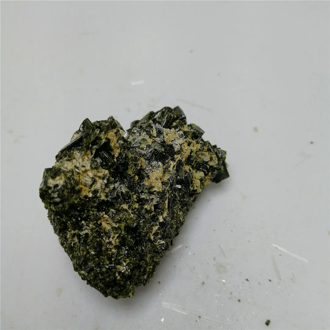 Looduslikest vääris-kivi mineraalse tooraine roheline turmaliin töötlemata kivi kogumise näidis või teenetemärgi