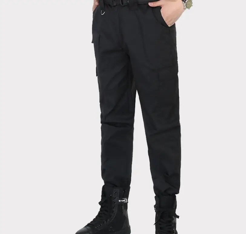 Sügisel ja talvel, mehed ja naised töötavad kanda ühe püksid turvalisuse must spetsiaalse koolituse püksid